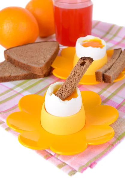 Gekochte Eier in Eierbechern auf dem Tisch in Großaufnahme — Stockfoto