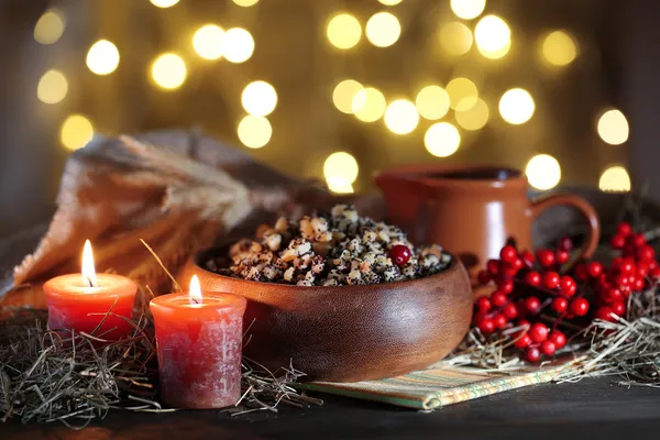 Bowl with kutia - traditional Christmas sweet meal in Ukraine, Belarus and Poland, on wooden table, on bright background — Stock Photo, Image