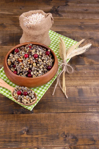 Placa con kutia - tradicional comida dulce de Navidad en Ucrania, Bielorrusia y Polonia, sobre fondo de madera —  Fotos de Stock