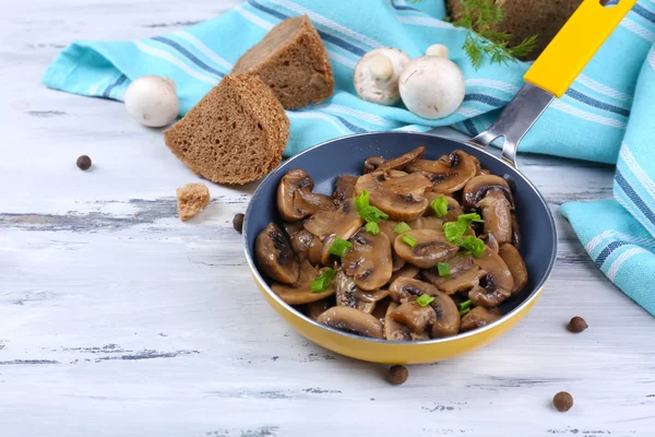 Délicieux champignons frits dans une casserole sur table close-up — Photo