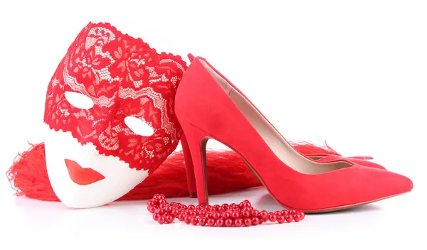 漂亮的红色女性鞋和狂欢节面具，白色衬底上分离 — 图库照片