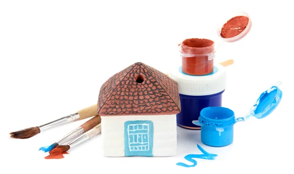 Casa in ceramica fatta a mano e vernici a colori isolate su bianco — Foto Stock