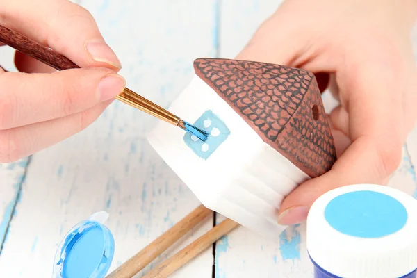 Manos pinturas en la casa de cerámica hecha a mano y materiales de arte — Foto de Stock