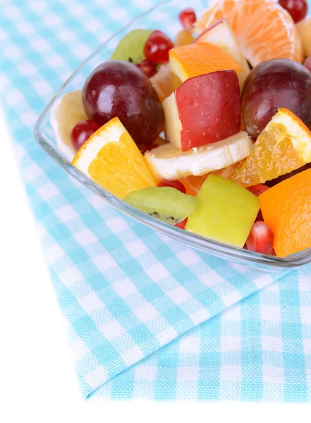 Frutas frescas dulces en tazón en primer plano de la mesa —  Fotos de Stock