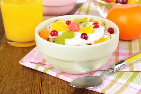 Deliciosa harina de avena con fruta en tazón en primer plano de la mesa —  Fotos de Stock