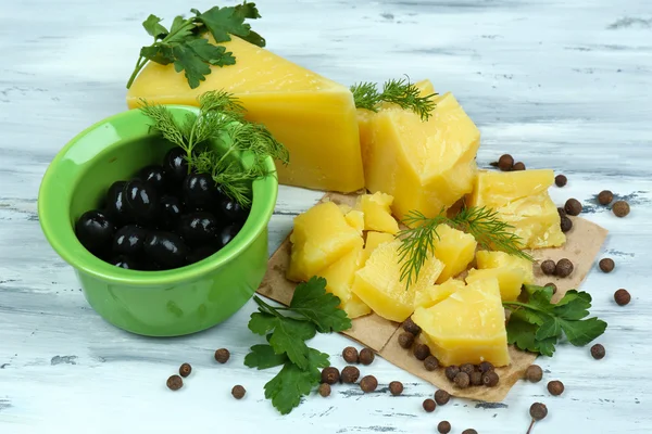 Queso parmesano, hierbas frescas y aceitunas sobre fondo de madera —  Fotos de Stock