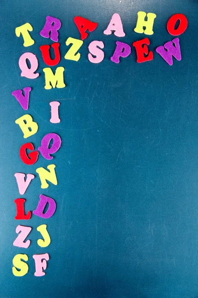 Alphabet anglais sur fond de bureau de l'école — Photo