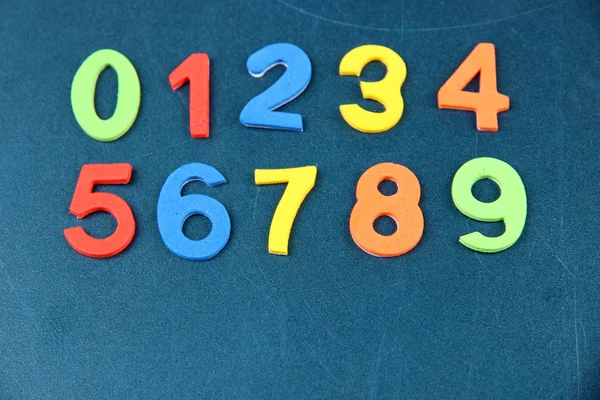 Kolorowe numery na tle biurko szkoły — Zdjęcie stockowe
