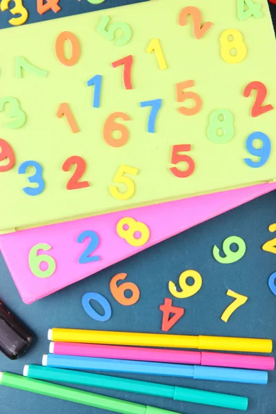 Numéros colorés, livres et marqueurs sur fond de bureau de l'école — Photo