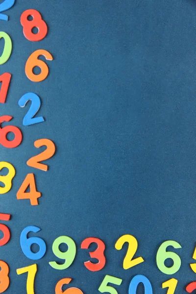 Números coloridos en el fondo del escritorio escolar — Foto de Stock
