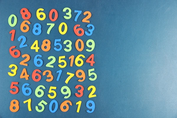 Números coloridos en el fondo del escritorio escolar — Foto de Stock