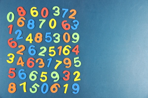 Numéros colorés sur fond de bureau de l'école — Photo