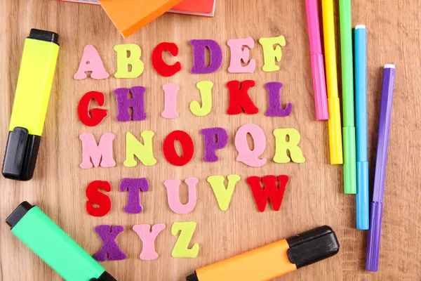 Alphabet anglais, livres et marqueurs sur fond bois — Photo