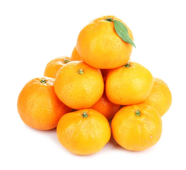 Mandarines sucrées mûres, isolées sur blanc — Photo