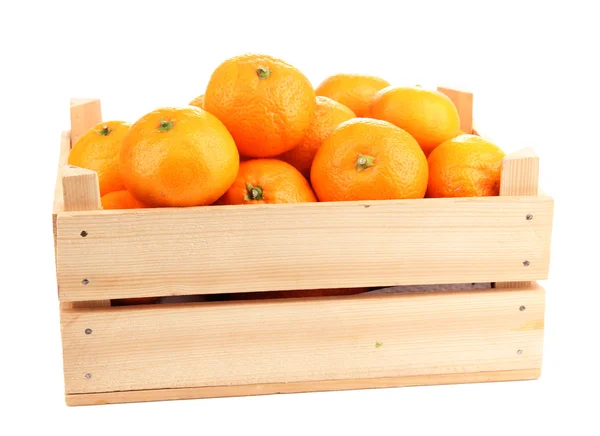 Mandarines sucrées mûres en boîte en bois, isolées sur blanc — Photo