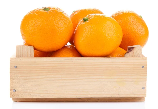 Mandarinas dulces maduras en caja de madera, aisladas en blanco —  Fotos de Stock