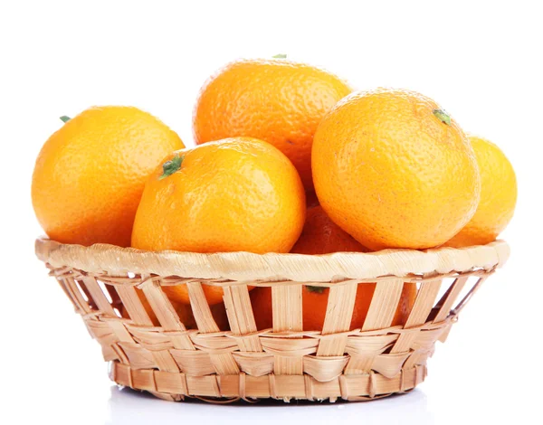 成熟香甜的橘子在柳条篮子里，白色衬底上分离 — 图库照片