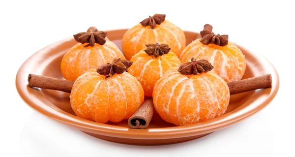 Tangerinas doces maduras na placa de cor, isoladas em branco — Fotografia de Stock