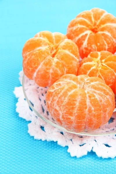 Спелые сладкие мандарины, на цветном фоне — стоковое фото