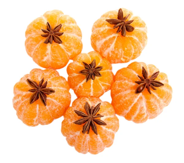 Спелые сладкие мандарины и специи, изолированные на белом — стоковое фото