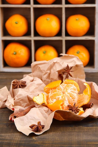 Reife süße Mandarinen in Holzkiste, auf Holzgrund, Nahaufnahme — Stockfoto