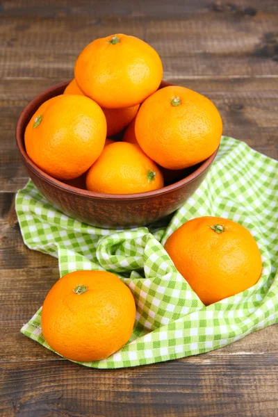 Tangerinas doces maduras com especiarias na tigela, no guardanapo, no fundo de madeira — Fotografia de Stock