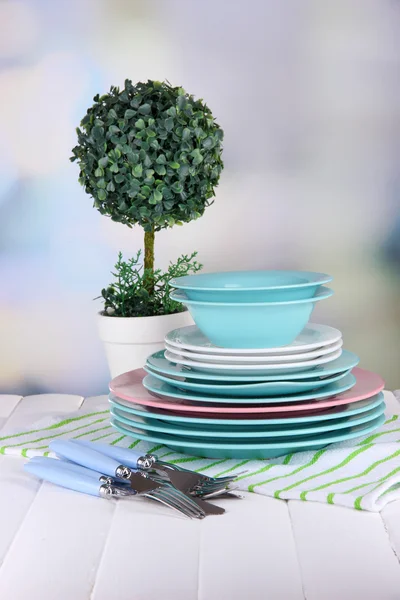 Czyste naczynia z kwiatów na drewnianym stole na naturalne tło — Zdjęcie stockowe