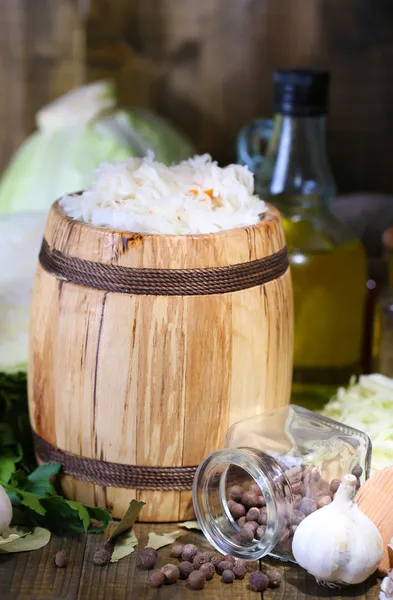 Komposition mit frischem und mariniertem Kohl (Sauerkraut) im Holzfass, auf Holztischhintergrund — Stockfoto