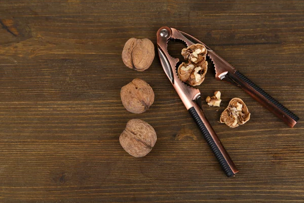 Cascanueces y nueces aisladas sobre fondo blanco —  Fotos de Stock