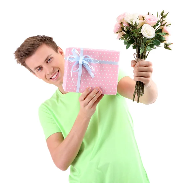 Porträtt av stilig ung man med blommor och present, isolerad på vit — Stockfoto