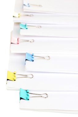 bağlayıcı klipleri içeren belgeleri kapatın