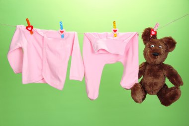 clothesline, renkli arka plan üzerinde asılı bebek giysileri