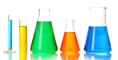 test tüpleri ile üzerine beyaz izole renkli sıvı