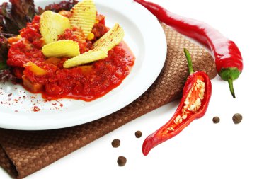 biberli Mısır carne - beyaz izole peçete üzerinde ahşap kase geleneksel Meksika yemeği
