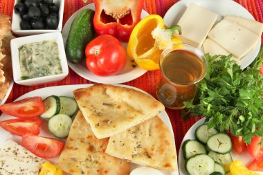 Geleneksel Türk kahvaltısı yukariya