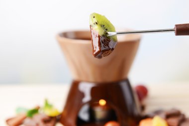 çikolata fondü meyve üzerinde açık renkli ahşap tablo