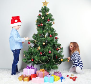 Çocuk odasında baubles ile Noel ağacı süsleme