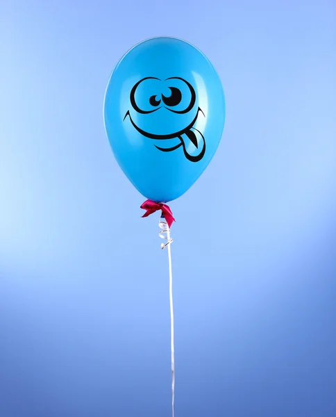 Blau ein Ballon auf blauem Hintergrund — Stockfoto