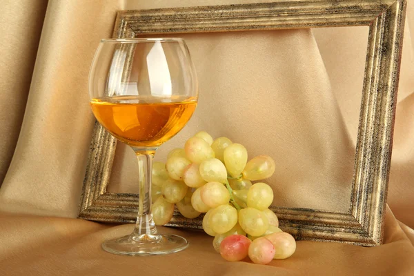 Kompozisyon çerçevelemek, şarap ve üzüm parlak zemin üzerine — Stok fotoğraf