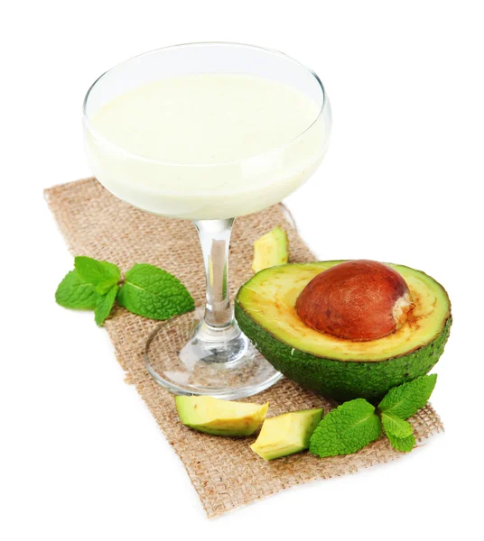 Batido de aguacate fresco aislado en blanco — Foto de Stock