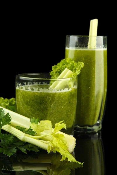 Verres de jus de légumes verts et céleri isolés sur noir — Photo