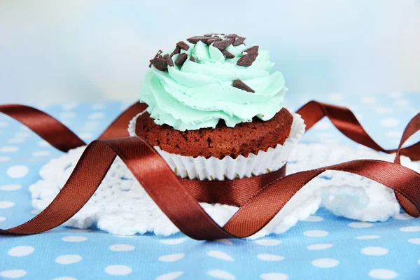 Sabroso cupcake en la mesa sobre fondo claro —  Fotos de Stock