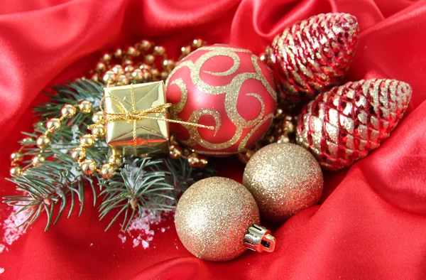 Bela decoração de Natal em pano de cetim vermelho — Fotografia de Stock