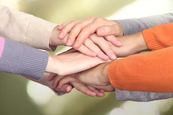 Menschliche Hände auf hellem Hintergrund — Stockfoto