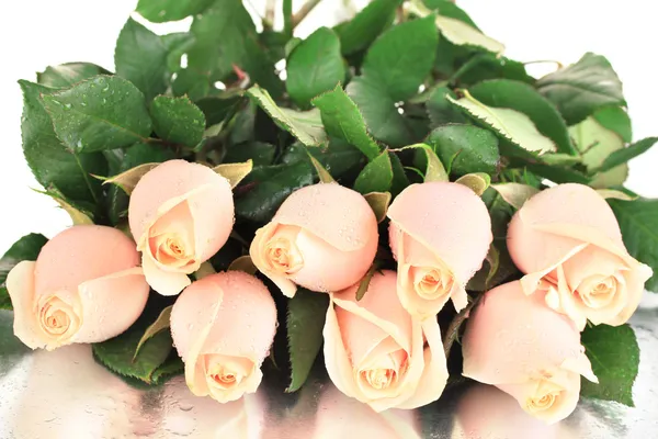 Hermoso ramo de rosas con gotas — Foto de Stock
