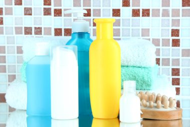 kozmetik ve mozaik karo zemin üzerine banyo aksesuarları