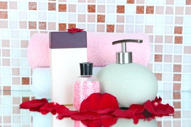 kozmetik ve mozaik karo zemin üzerine banyo aksesuarları