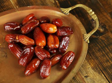 Ramazan gıda: tarihleri palmiye tepsisindeki kavramsal fotoğraf