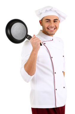 Pan üzerine beyaz izole elinde tutan profesyonel şef beyaz üniforma ve şapka