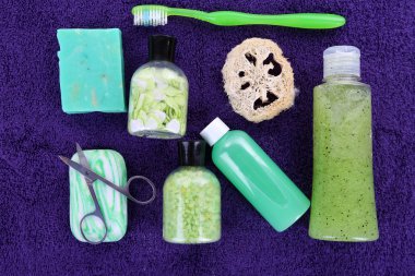 Hijyen ekipmanları, renkli arka plan üzerinde